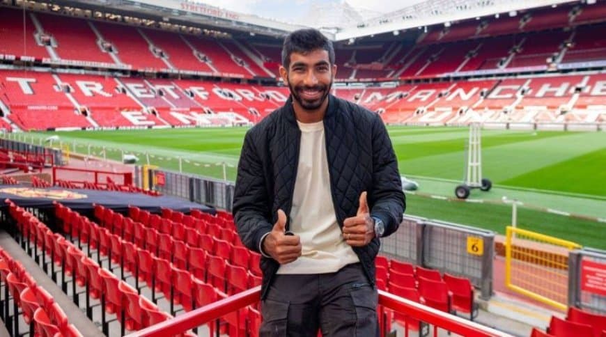 Jasprit Bumrah visits Manchester United?s home ground in Old Trafford