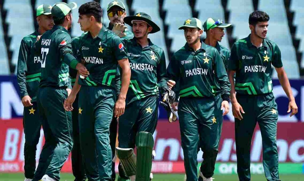 Pakistan advanced to the semi-finals with a five-run victory against Bangladesh